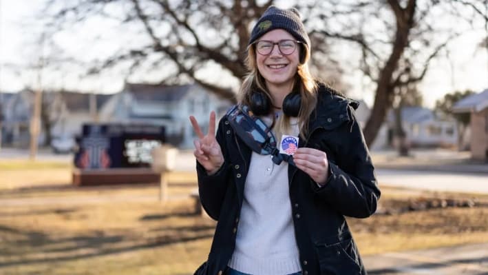 Katie Harvey, de 32 años, de Green Bay, Wisconsin, después de votar en las elecciones de la Corte Suprema de Wisconsin en Green Bay, Wisconsin, el 1 de abril de 2025. (Madalina Vasiliu/The Epoch Times)
