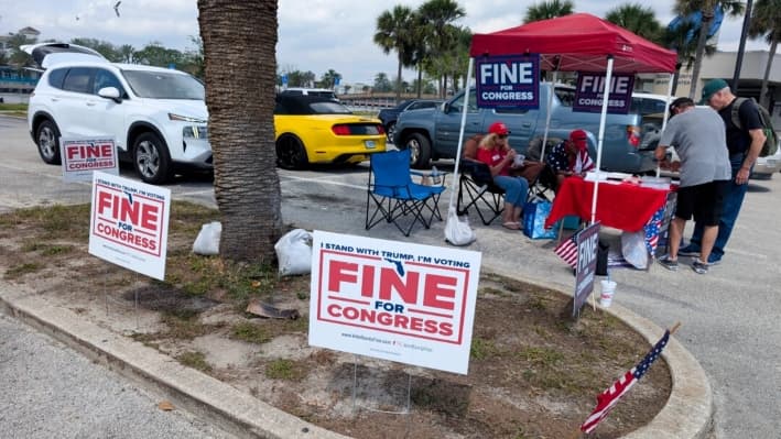 Los activistas del senador estatal de Florida, Randy Fine, republicano, hablan con los votantes durante las elecciones especiales del 6.º Distrito Congresional de Florida, en la Biblioteca Regional de Daytona Beach, Florida, el 1 de abril de 2025. (Jacob Burg/The Epoch Times)