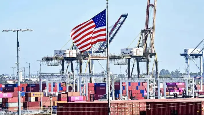 Contenedores de carga apilados en el puerto de Long Beach, California, el 4 de marzo de 2025. El presidente Donald Trump anunciará el 2 de abril aranceles recíprocos más amplios para nivelar el comercio con 200 países. (Frederic J. Brown/AFP vía Getty Images)