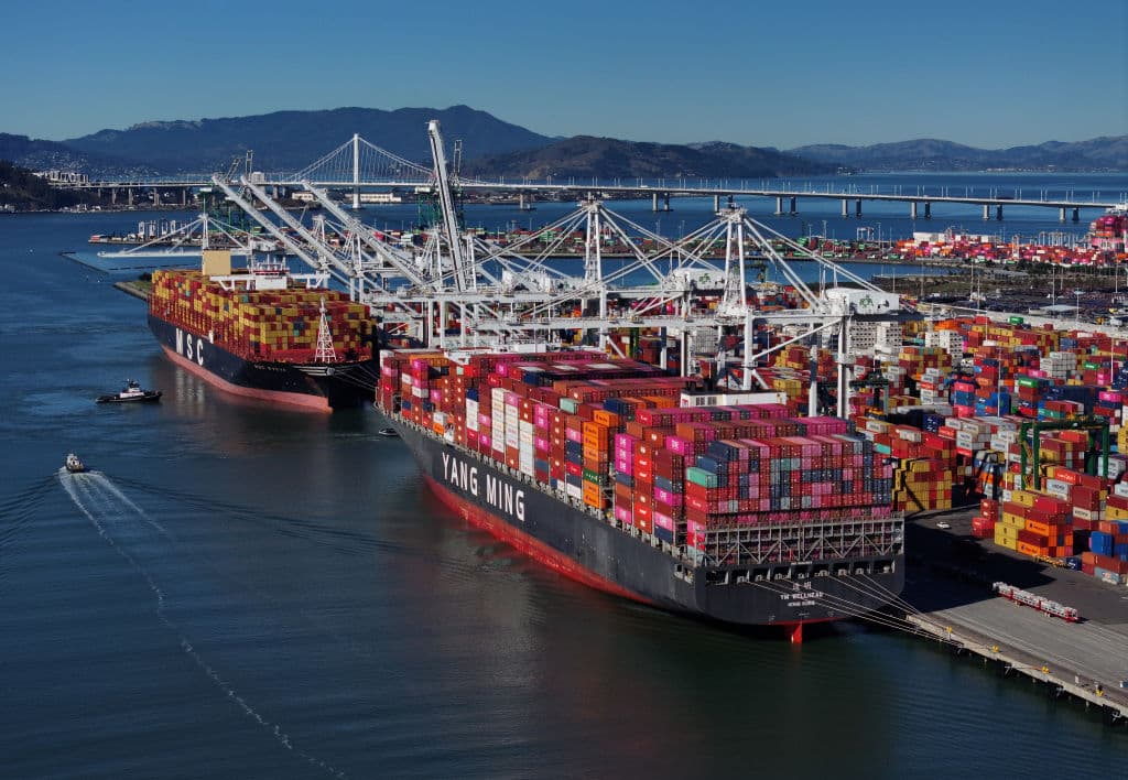 En una vista aérea, los buques portacontenedores están atracados en el puerto de Oakland el 9 de diciembre de 2024 en Oakland, California. (Justin Sullivan/Getty Images)