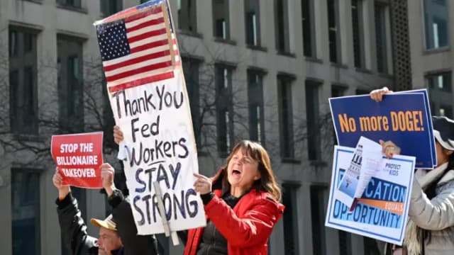 Juez impide que el gobierno de Trump despida empleados federales en periodo de prueba en 19 estados
