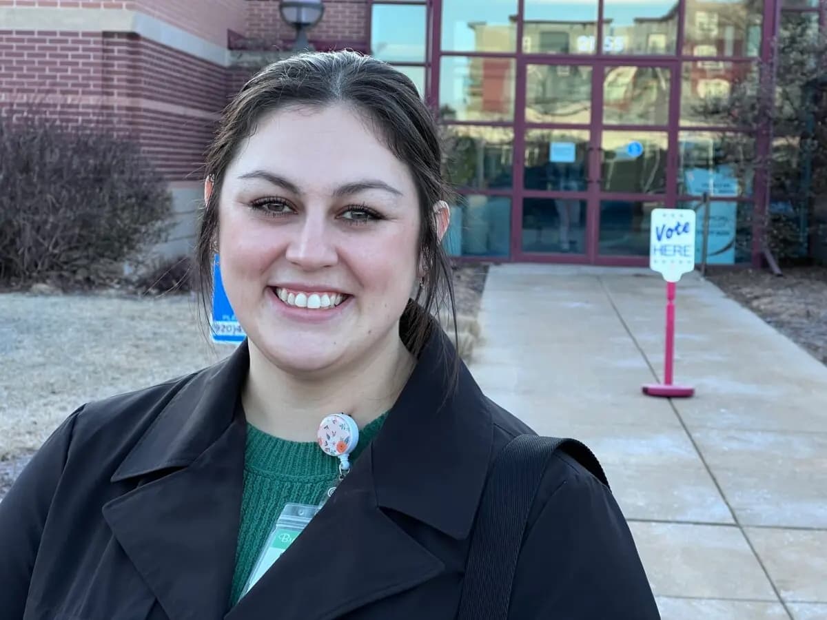 Courtney Koslowski, de 28 años, aparece fuera del ayuntamiento después de votar en Ashwaubenon, Wisconsin, el 1 de abril de 2025. (Lawrence Wilson/The Epoch Times)