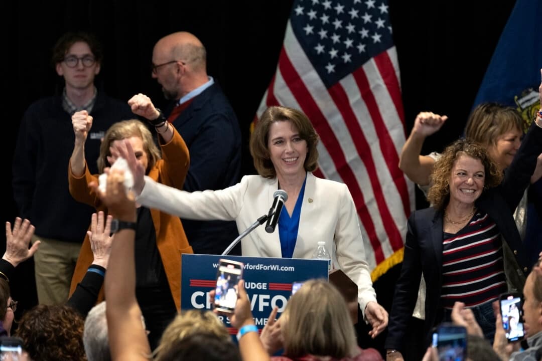 La jueza de la Corte de Circuito del Condado de Dane, Susan Crawford (C), reacciona con sus partidarios tras su victoria en la carrera por la magistratura de la Corte Suprema de Wisconsin durante un evento de la noche electoral en Madison, Wisconsin, el 1 de abril de 2025. (Scott Olson/Getty Images)
