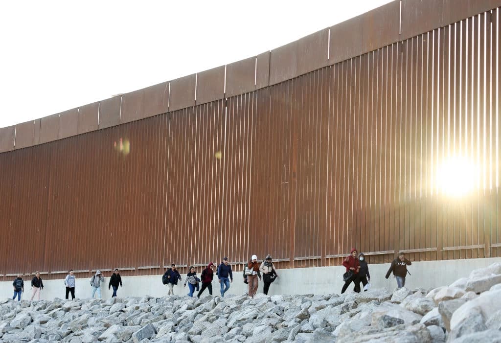 Encuentros de inmigrantes ilegales en la frontera sur caen a niveles más bajos de la historia: Admón. Trump
