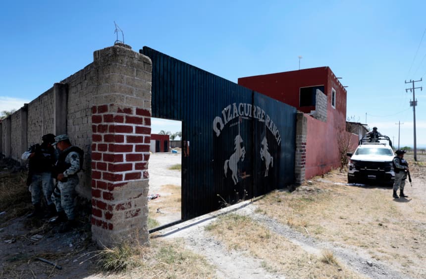 Miembros de la Guardia Nacional permanecen junto a la entrada del Rancho Izaguirre, en la comunidad de La Estanzuela, donde el colectivo 'Guerreros Buscadores' halló tres crematorios humanos mientras buscaba a sus familiares en Teuchitlán, estado de Jalisco, México, el 5 de marzo de 2025. (Ulises Ruiz/ AFP vía Getty Images)