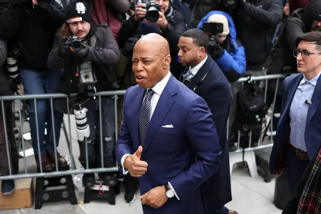 Juez desestima el proceso penal contra Eric Adams