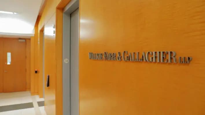 Un cartel en las oficinas legales del bufete Willkie Farr & Gallagher en la ciudad de Nueva York, el 19 de mayo de 2021. (Andrew Kelly/Reuters)