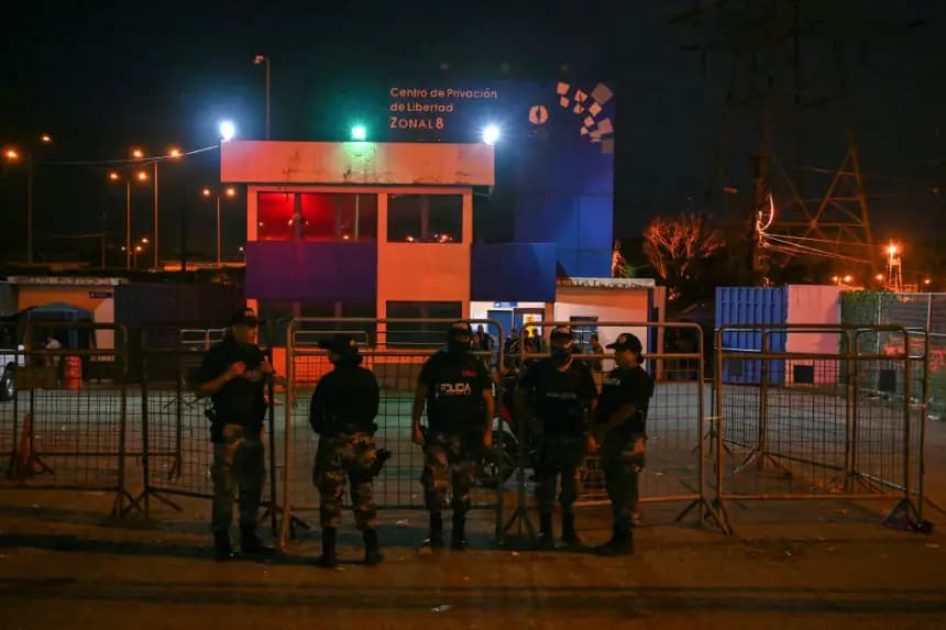 Agentes de policía montan guardia en el exterior del complejo penitenciario Regional 8 tras una "revuelta interna" en el pabellón Guayas 4, en Guayaquil, Ecuador, el 27 de marzo de 2024. (Marcos Pin/AFP vía Getty Images)