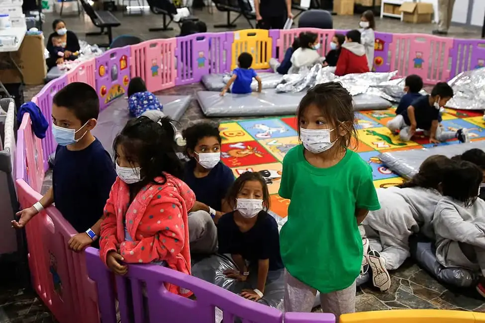 Niños de entre 3 y 9 años en el centro de detención del Departamento de Seguridad Nacional de Donna, el principal centro de detención para niños no acompañados en el Valle del Río Grande, en Donna, Texas, el 30 de marzo de 2021. (Dario López-Mills/AFP/Getty Images)
