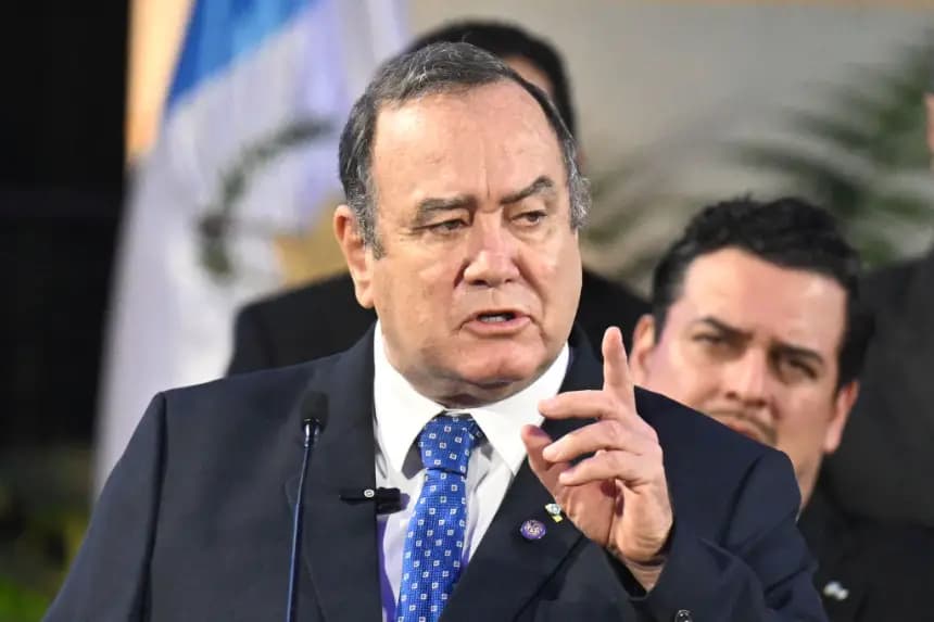 El expresidente guatemalteco, Alejandro Giammattei, pronuncia un discurso durante una ceremonia para presentar el último informe de su gobierno en el Palacio de la Cultura en la Ciudad de Guatemala (Guatemala), el 12 de enero de 2024. (Johan Ordonez/AFP vía Getty Images)