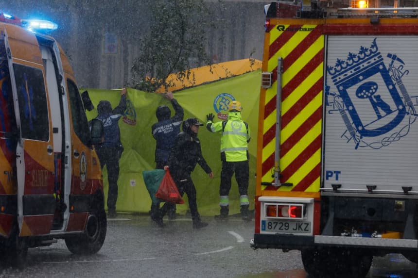 Dos bomberos muertos por incendio de un coche eléctrico en un garaje en Madrid