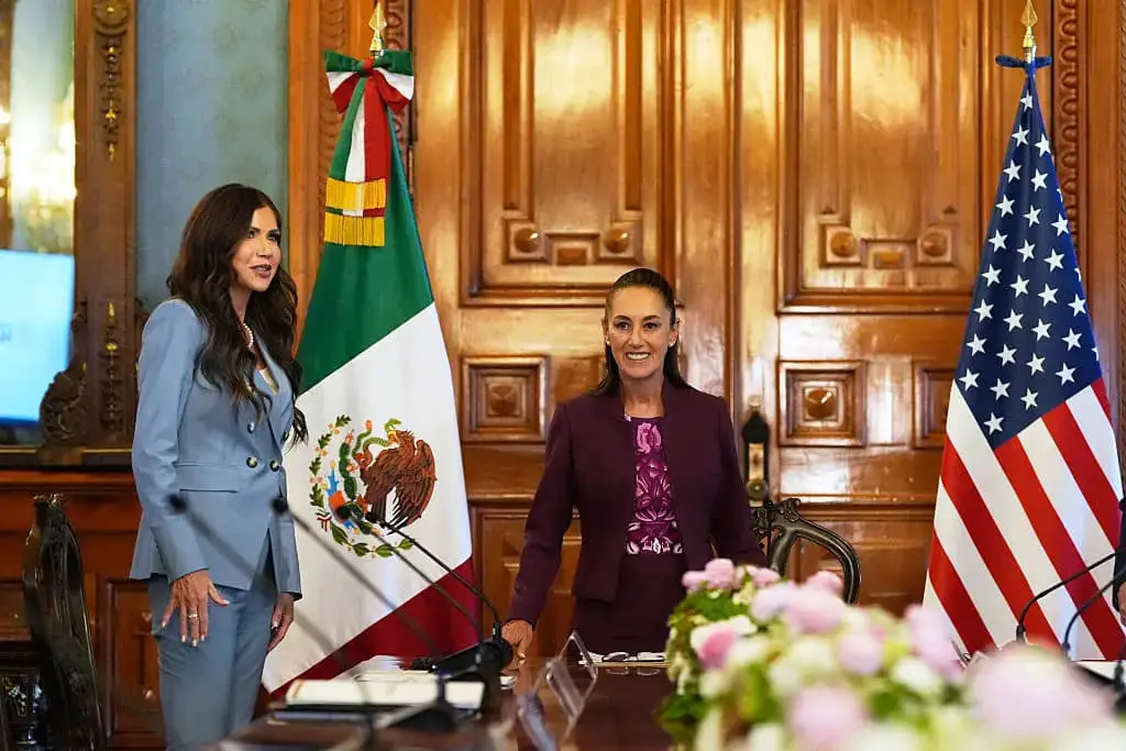 La secretaria del Departamento de Seguridad Nacional, Kristi Noem, (izquierda), llega para reunirse con la presidenta mexicana Claudia Sheinbaum en el Palacio Nacional el 28 de marzo de 2025 en Ciudad de México, México. (Alex Brandon-Pool/Getty Images)
