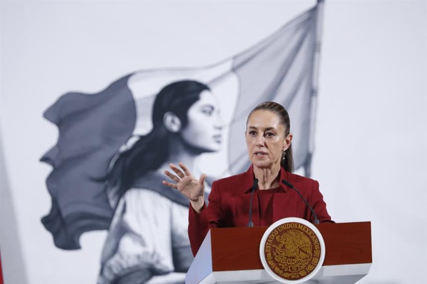 La presidenta de México, Claudia Sheinbaum, habla durante una rueda de prensa el 2 de abril de 2025, en Palacio Nacional de Ciudad de México (México). EFE/ Mario Guzmán