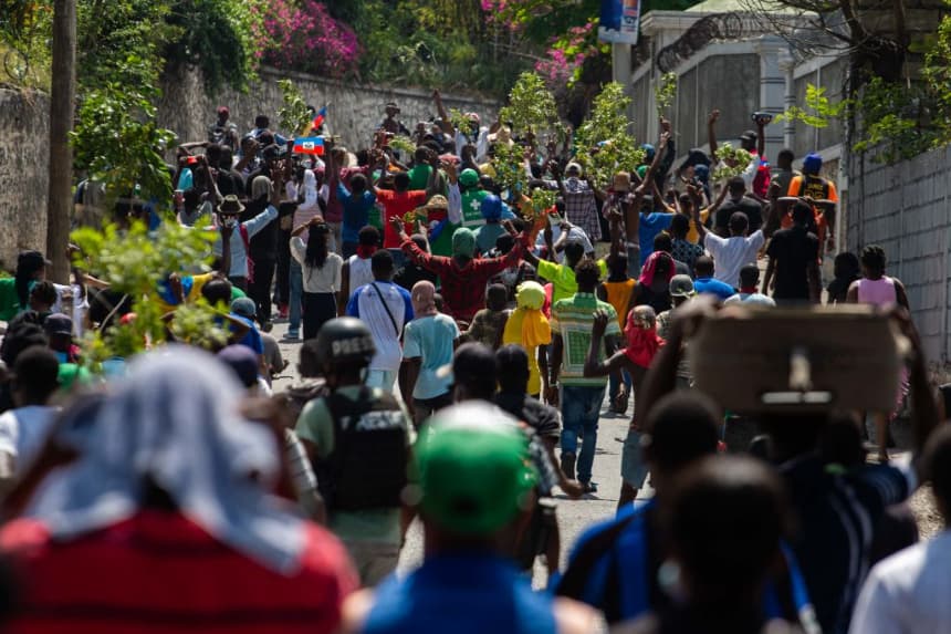 Personas desplazadas por la violencia de pandillas marchan en protesta contra las pandillas cerca de las oficinas ejecutivas en Puerto Príncipe, Haití, el 1 de marzo de 2025. (Clarens Siffroy/AFP vía Getty Images)
