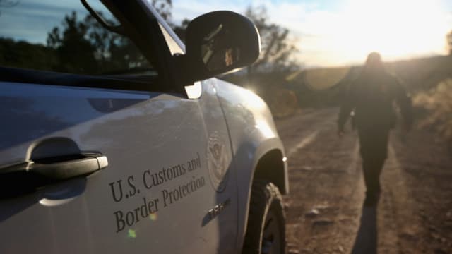Sentencian a exoficial de la CBP que contrabandeaba inmigrantes por miles de dólares