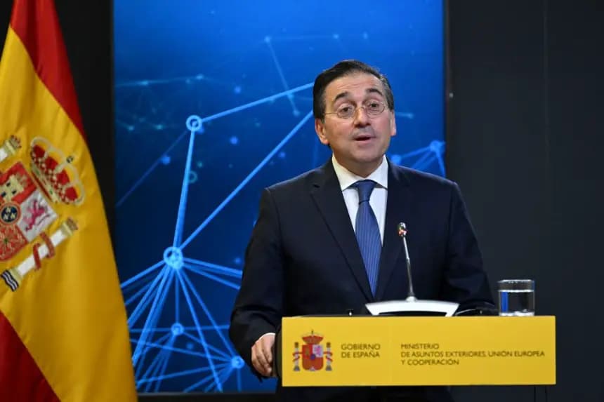 El ministro de Asuntos Exteriores español, José Manuel Albares, ofrece una rueda de prensa con su homólogo brasileño tras reunirse en Madrid (España) el 17 de febrero de 2025. (Javier Soriano/AFP vía Getty Images)