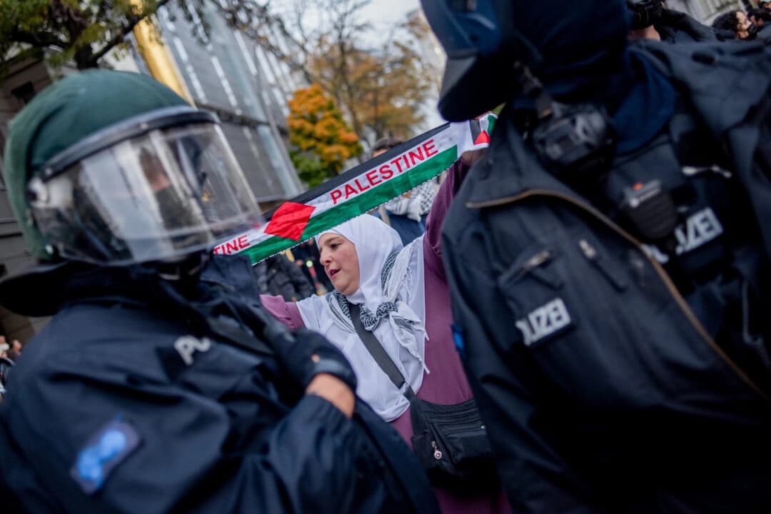Oficiales de policía interactúan con los participantes durante una manifestación pro-palestina en Charlottenburg, Berlín, el 19 de octubre de 2024. (Babak Bordbar/Middle East Images vía AFP)