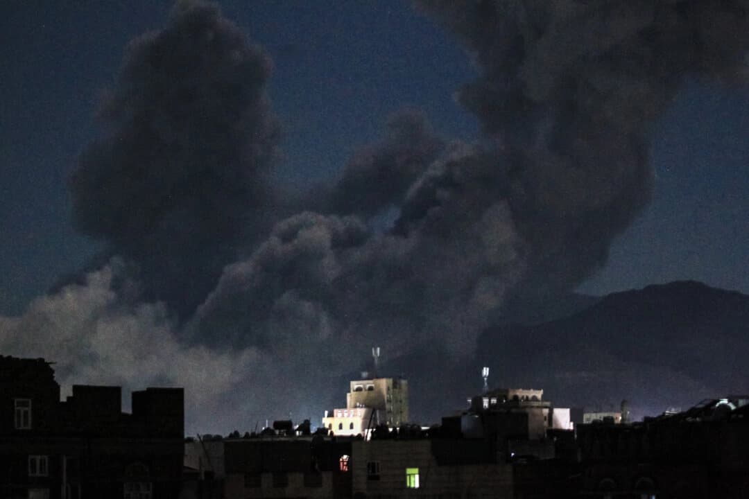Una columna de humo se eleva durante un ataque estadounidense contra Saná, la capital de Yemen, controlada por los hutíes, el 16 de marzo de 2025. (Mohammed Huwais/AFP vía Getty Images)