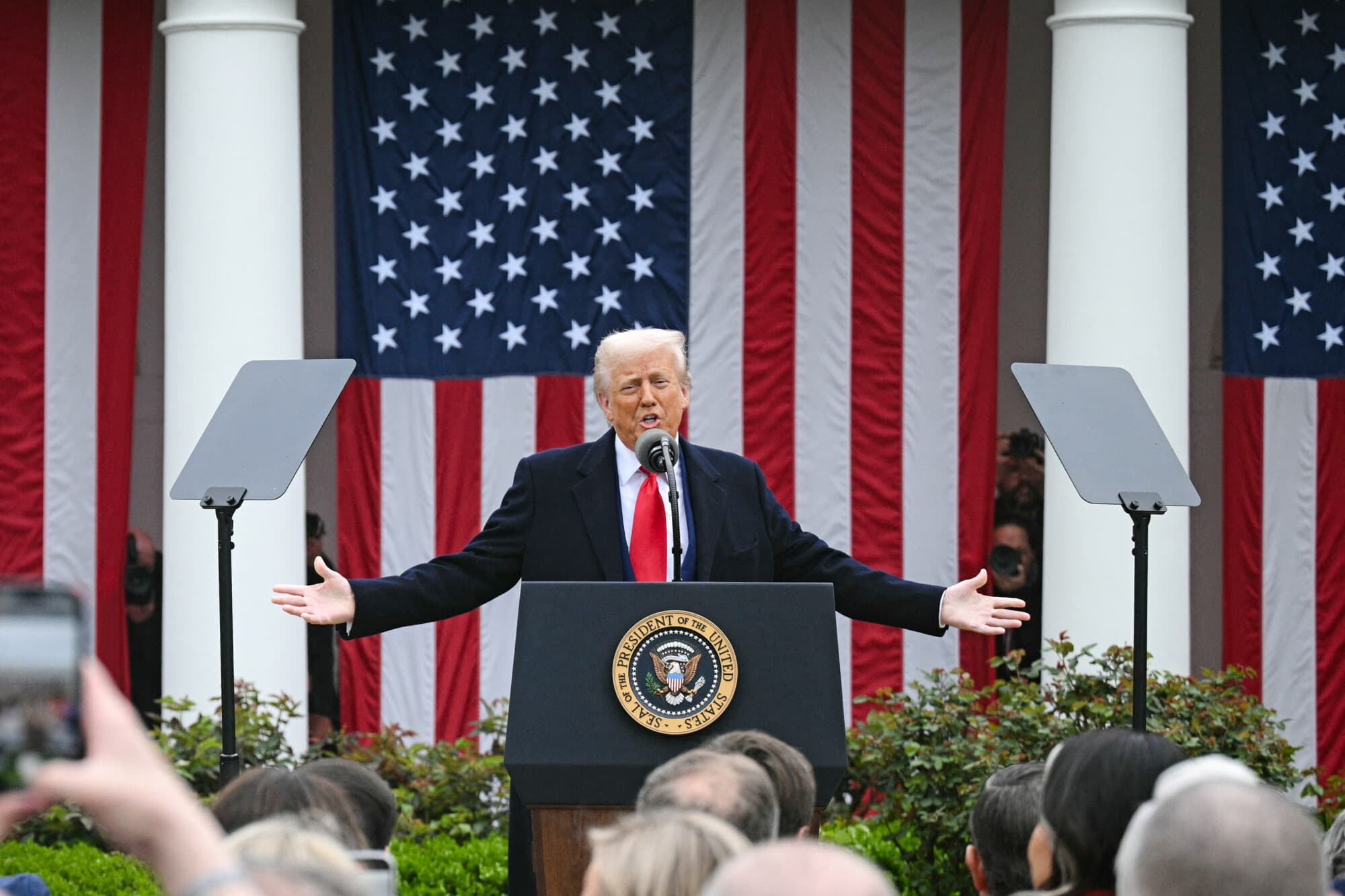  El presidente de Estados Unidos, Donald Trump, pronuncia un discurso sobre los aranceles recíprocos durante un evento en el Jardín de las Rosas titulado "Hagamos que Estados Unidos vuelva a ser rico" en la Casa Blanca en Washington, D.C., el 2 de abril de 2025. Trump se preparaba para revelar los nuevos y radicales aranceles del "Día de la Liberación", una medida que amenaza con desencadenar una devastadora guerra comercial global. Socios comerciales clave de Estados Unidos, como la Unión Europea y el Reino Unido, afirmaron estar preparando sus respuestas a la escalada de Trump, ante la inestabilidad de los mercados en Europa y Estados Unidos. (BRENDAN SMIALOWSKI/AFP vía Getty Images)
