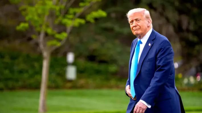 El presidente Donald Trump camina hacia el Marine One en el jardín sur de la Casa Blanca, el 28 de marzo de 2025. (Andrew Harnik/Getty Images)