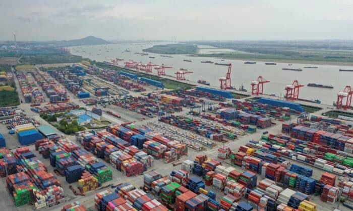 Contenedores en un puerto de Nanjing, en la provincia de Jiangsu, al este de China, el 27 de octubre de 2022. (Chinatopix vía AP)