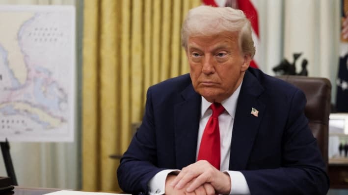 El presidente Donald Trump se prepara para firmar una orden ejecutiva en la Oficina Oval de la Casa Blanca, en Washington, D.C., el 31 de marzo de 2025. (Leah Millis/Reuters)