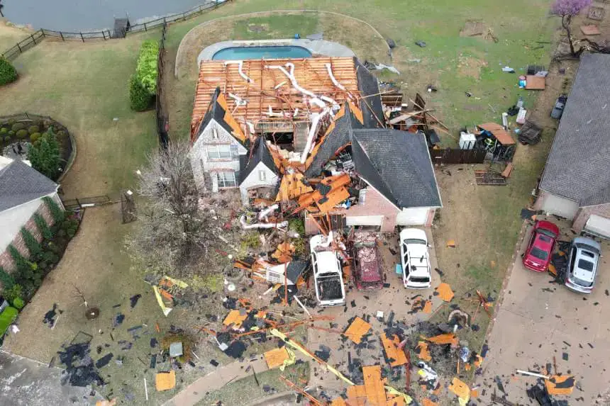 Graves daños causados por una tormenta en la calle 96 Norte, entre Garnett Road y Mingo Road, en Owasso, Oklahoma, el 2 de abril de 2025. (Mike Simons/Tulsa World vía AP).