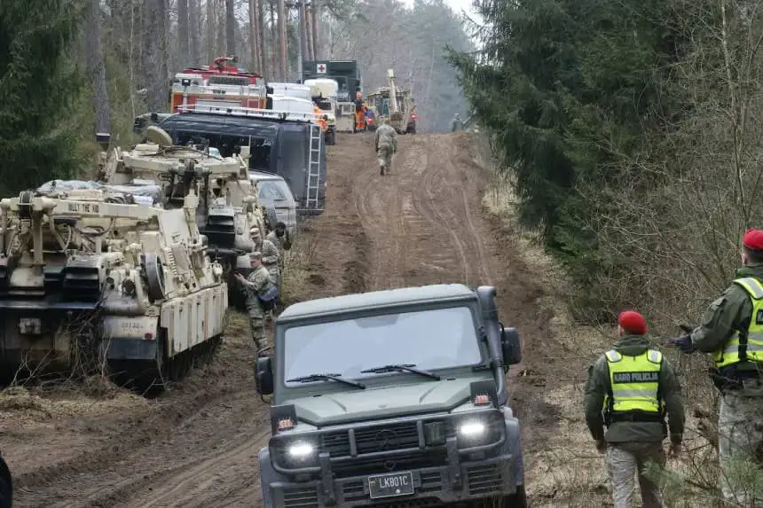 Personal militar busca en el lugar de una operación de rescate a soldados estadounidenses desaparecidos en el campo de entrenamiento de Pabrade, en Lituania, el 28 de marzo de 2025. (Petras Malukas/AFP a través de Getty Images).