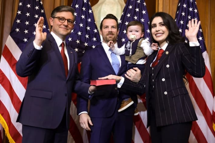 El presidente de la Cámara de Representantes, el representante Mike Johnson (R-La.) (izq.), participa en una ceremonia de juramentación junto con la representante Anna Paulina Luna (R-Fla.) (der.), su esposo Andrew Gamberzky y su hijo en el Capitolio de Estados Unidos, en Washington, el 3 de enero de 2025. (Alex Wong/Getty Images)