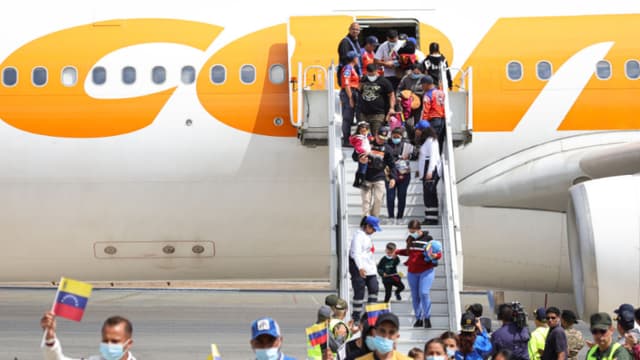 Llega a Venezuela un avión con 313 migrantes, 151 de ellos niños, repatriados desde México