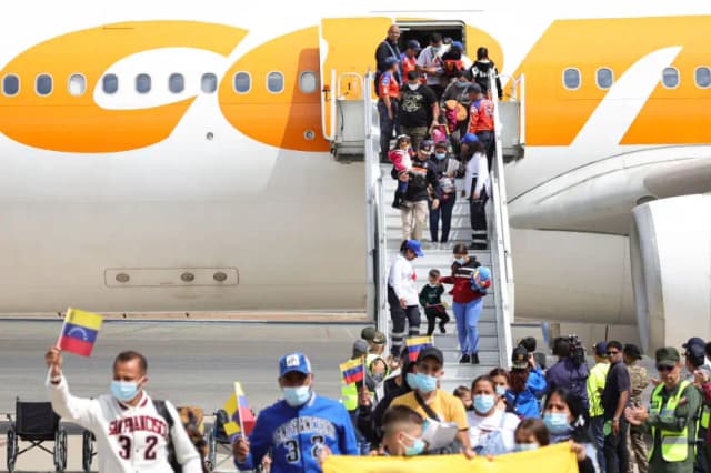 Llega a Venezuela tercer avión de EE. UU. con 191 deportados, dos con solicitud ante Interpol