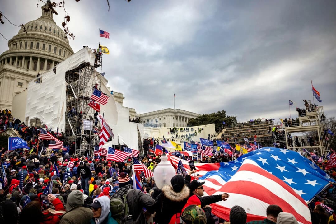 Manifestantes violaron la seguridad y entraron en el Capitolio de EE.UU. el 6 de enero de 2021. (Brent Stirton/Getty Images)