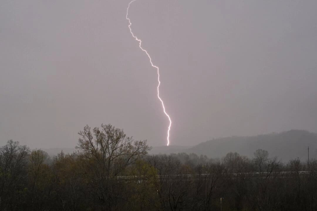 Rayo cae mientras las tormentas atraviesan Ashland City, Tennessee, el 2 de abril de 2025. (George Walker IV/Foto de AP)