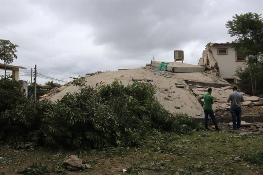 Personas observan el desplome de un edificio el 3 de abril de 2025, en Encarnación (Paraguay). EFE/ Cristian Bartomeus