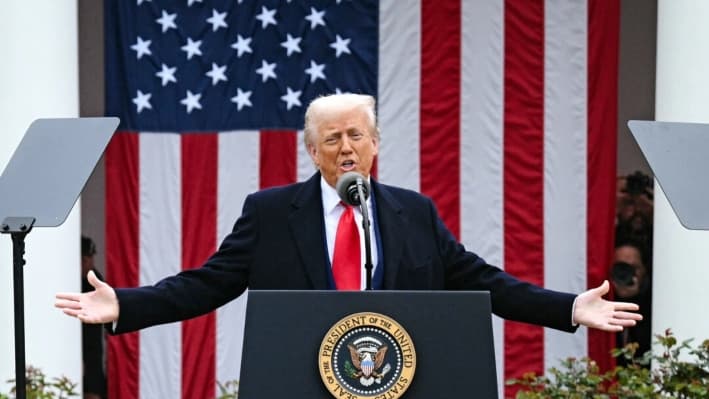 El presidente Donald Trump pronuncia un discurso sobre los aranceles recíprocos durante un evento en el Jardín de Rosas de la Casa Blanca, en Washington, el 2 de abril de 2025. (Brendan Smialowski/ AFP vía Getty Images)