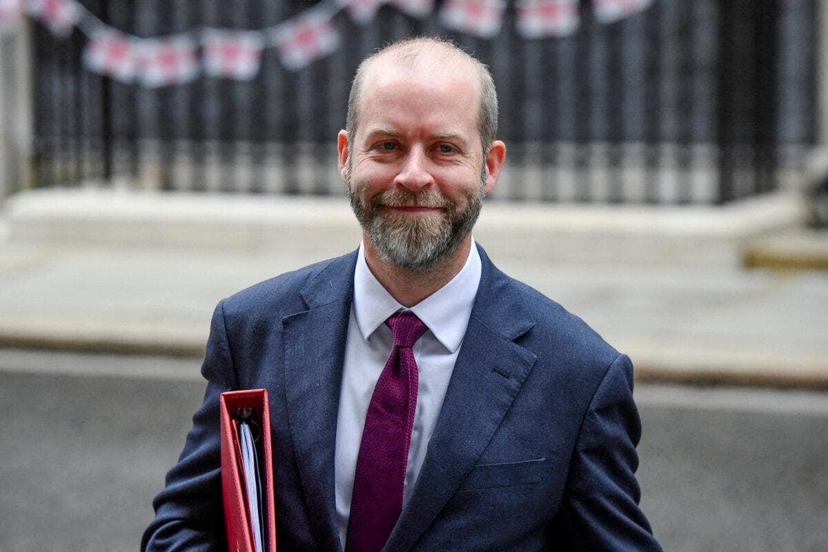 El secretario de Estado de Comercio e Industria, Jonathan Reynolds, camina frente al número 10 de Downing Street en Londres el 9 de julio de 2024. (Chris J. Ratcliffe/Reuters)