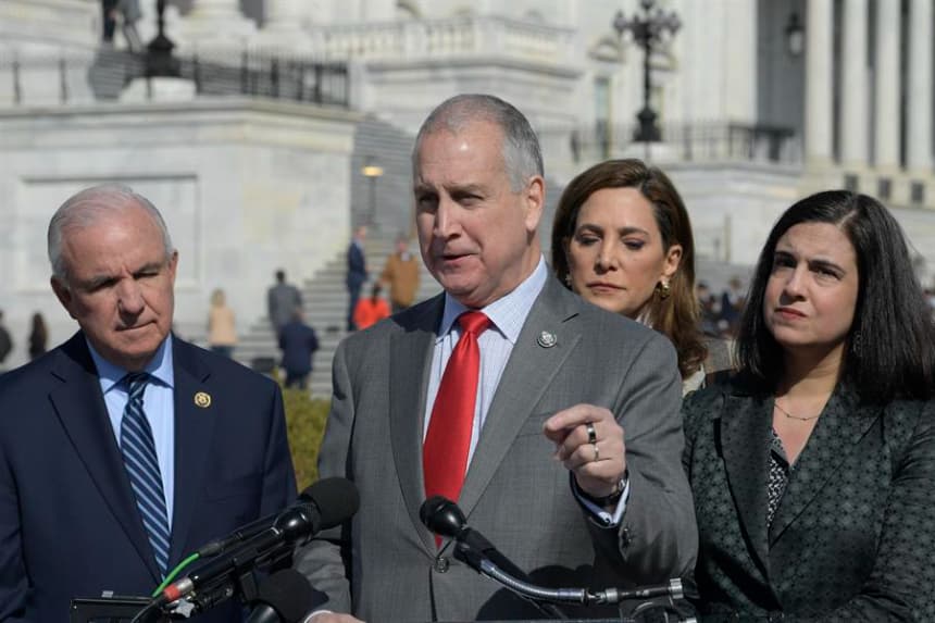 Díaz-Balart advierte a Maduro y su equipo que solo tienen tres opciones para dejar el poder