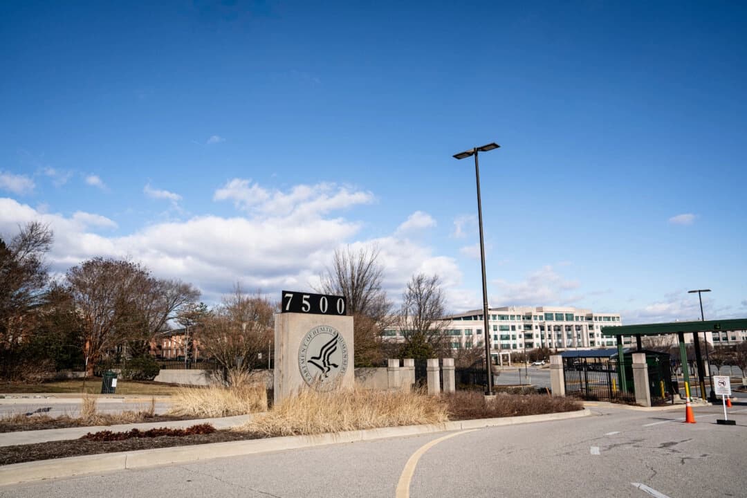 El HHS despide a 10,000 trabajadores y pone en licencia a altos funcionarios sanitarios