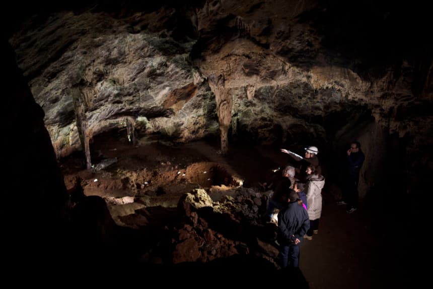 Un grupo de personas visita una cueva, en una foto de archivo. (Jorge Guerrero/AFP vía Getty Images)