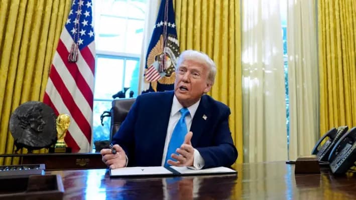 El presidente Donald Trump habla con periodistas mientras firma órdenes ejecutivas en la Casa Blanca, el 4 de febrero de 2025. (Evan Vucci/AP Photo)