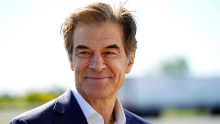 El Dr. Mehmet Oz visita un centro de pruebas de una escuela de manejo en Allentown, Pensilvania, el 23 de septiembre de 2022. (Matt Rourke/Foto AP)