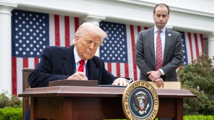 El presidente Donald Trump firma una orden ejecutiva tras pronunciar un discurso sobre aranceles recíprocos durante un evento en el Jardín de las Rosas titulado «Hagamos que Estados Unidos vuelva a ser rico» en la Casa Blanca, en Washington D. C., el 2 de abril de 2025. (Saul Loeb/AFP vía Getty Images)