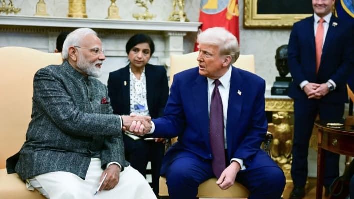 El presidente Donald Trump estrecha la mano del primer ministro indio Narendra Modi durante una reunión en el Despacho Oval, el 13 de febrero de 2025. (Jim Watson/AFP vía Getty Images)