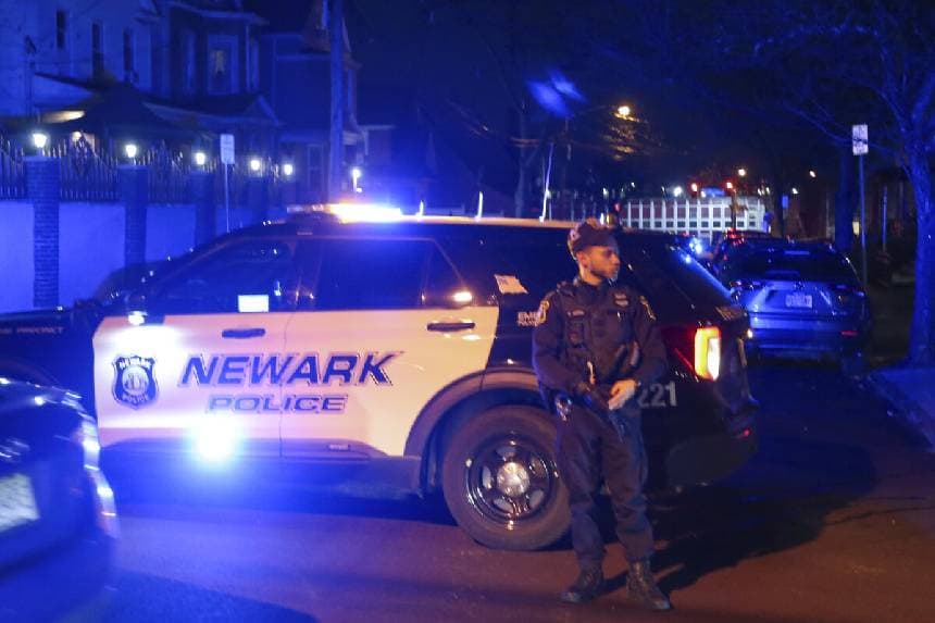 Oficiales de la ley investigan el lugar de los hechos luego que dos policías fueran tiroteados en Newark, Nueva Jersey, el 7 de marzo de 2025. (Ed Murray/NJ Advance Media vía AP).