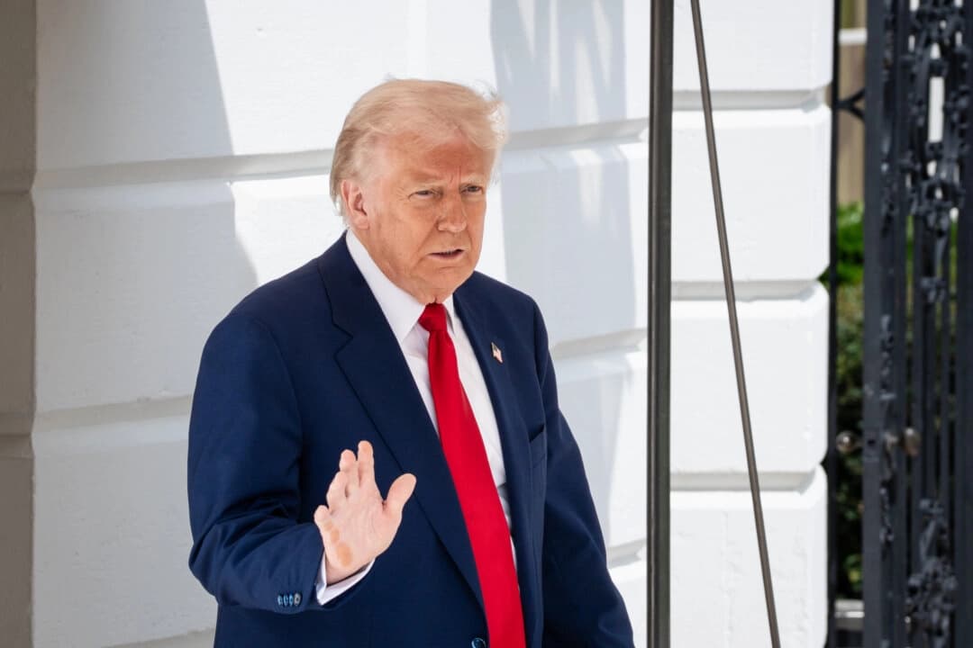 El presidente Donald Trump sale de la Casa Blanca en Washington el 3 de abril de 2025. (Madalina Vasiliu/The Epoch Times)