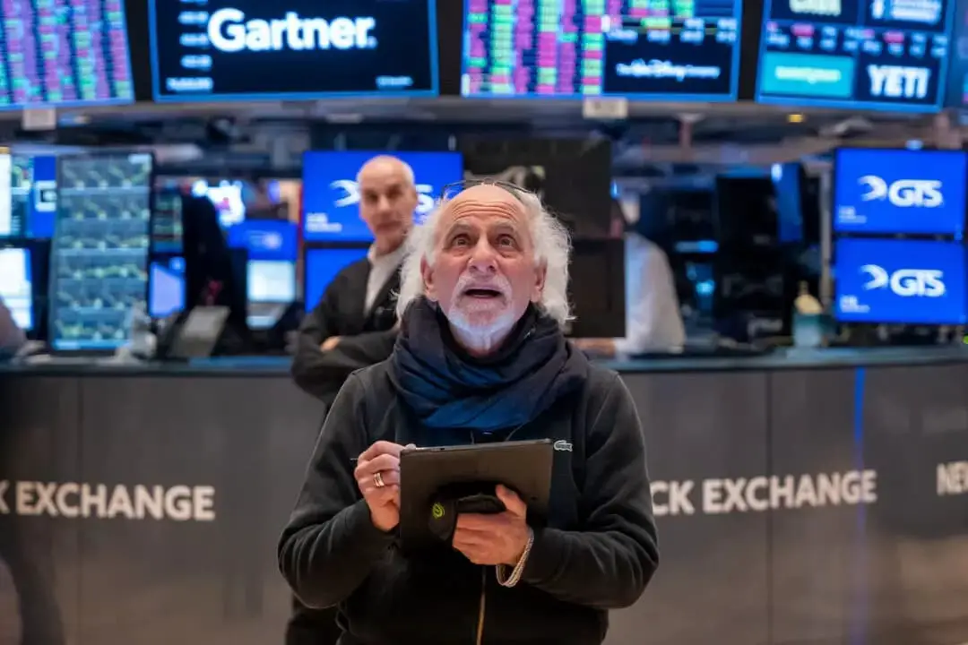 Los operadores trabajan en el parqué de la Bolsa de Nueva York el 28 de marzo de 2025. (Spencer Platt/Getty Images)
