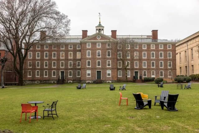 Gobierno de Trump planea congelar USD 510 millones en subvenciones a la Universidad Brown