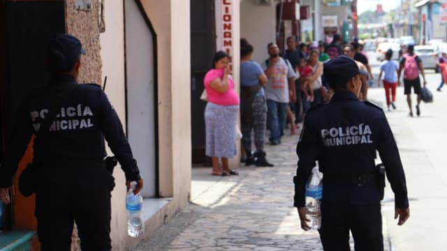 Detienen a más de 20 policías en el sur de México por presunta asociación criminal
