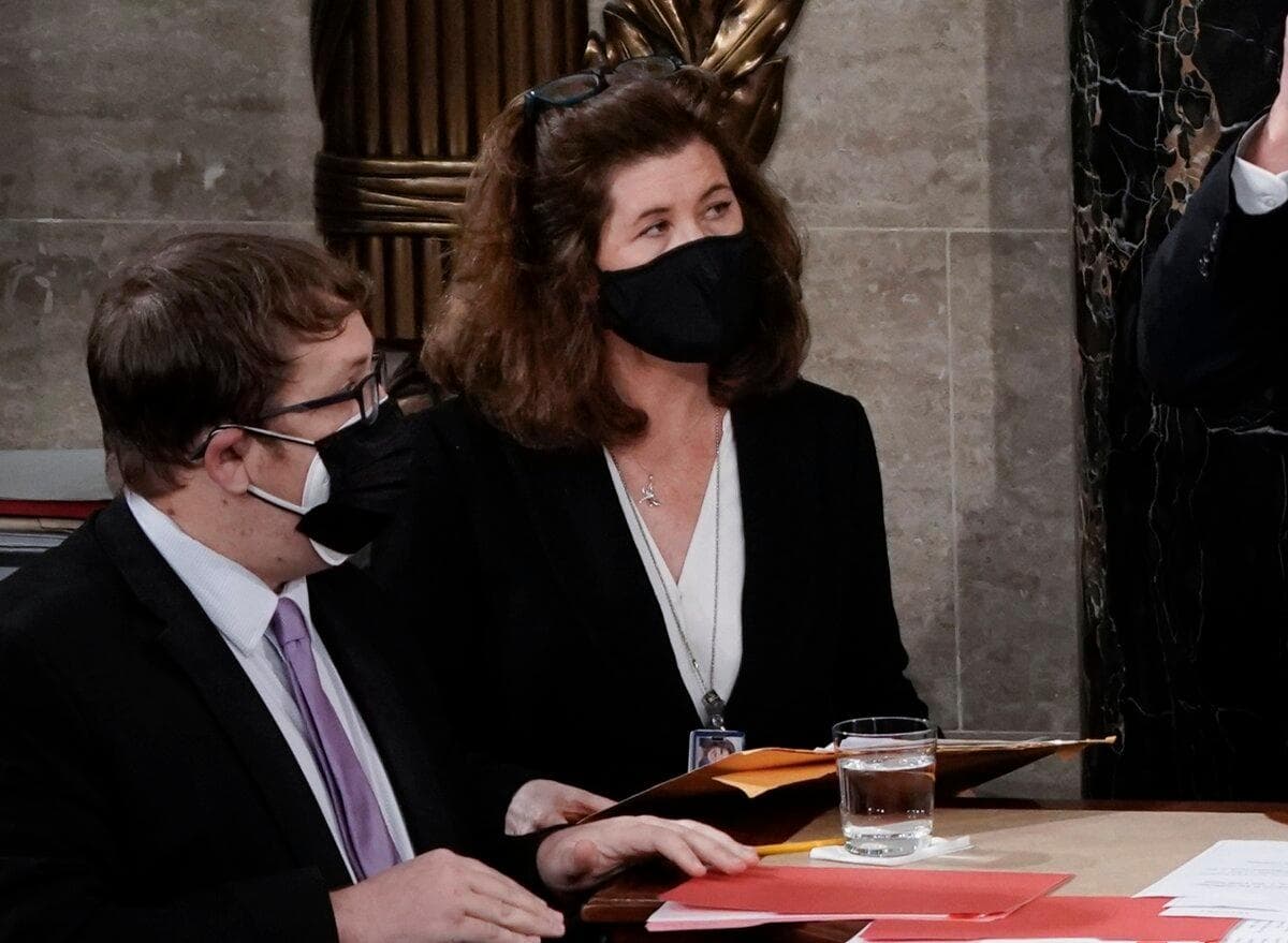La experta en reglas parlamentaria del Senado Elizabeth MacDonough (C) presta asistencia durante la certificación de las papeletas del Colegio Electoral en las elecciones presidenciales, en la Cámara de Representantes del Capitolio de Washington el 6 de enero de 2021.( J. Scott Applewhite/AP Photo)