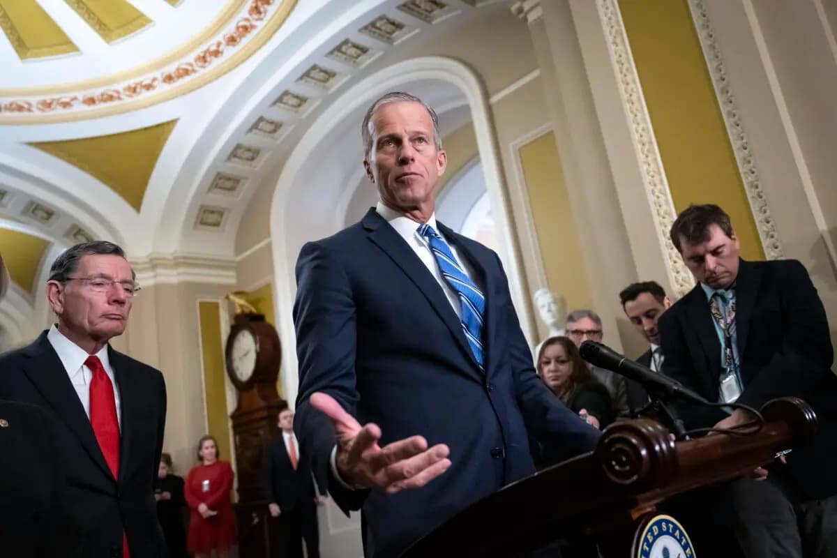 El líder de la mayoría del Senado, el senador John Thune (R-S.D.) (C), acompañado por el senador John Barrasso (R-Wyo.), a la izquierda, habla con los periodistas después de un almuerzo sobre política en el Senado en el Capitolio de Washington el 25 de febrero de 2025. (Ben Curtis/AP Photo)